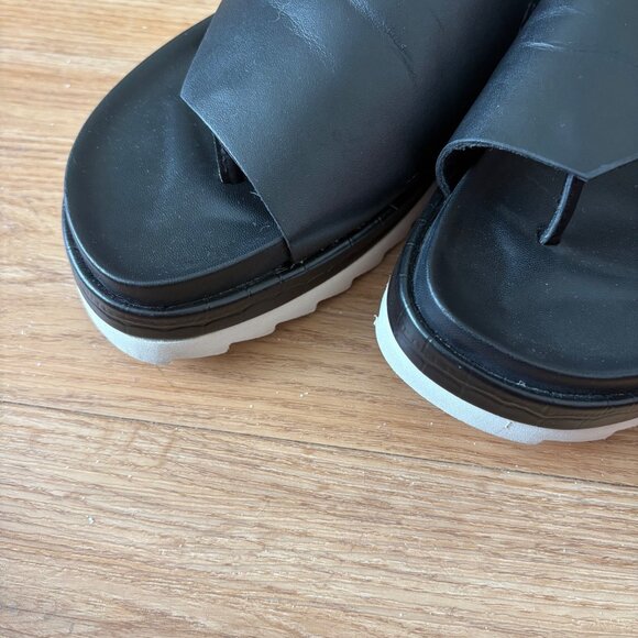 Donald J Pliner Fifi Lylaa Leather Thong Strap Sandals Black NWOB Size 9.5 - Picture 2 of 8